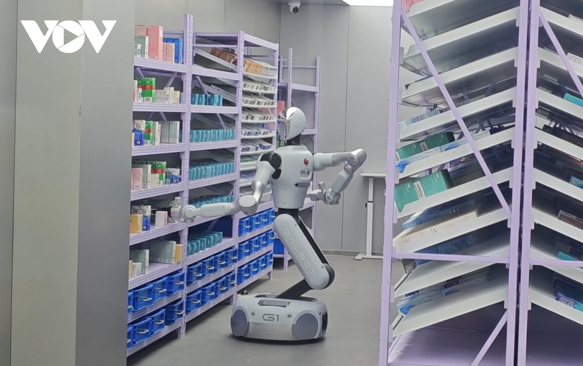 Trung Quốc triển khai nhà thuốc thông minh dựa trên robot hình người đầu tiên